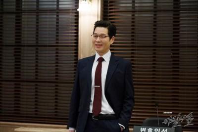 올해 재발견한 배우, 유재명에 대해 알아보자