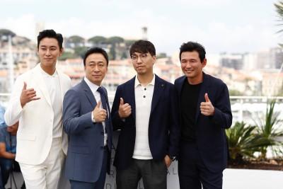 ‘구강 액션 달인’ 윤종빈 감독과 함께한 배우는?