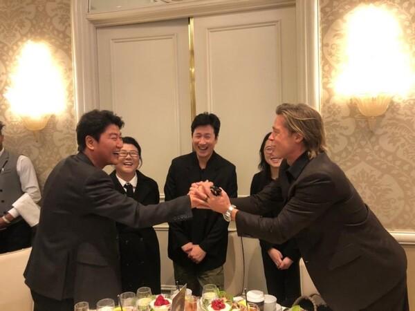 송강호와 만난 브래드 피트, “<기생충>의 팬입니다”