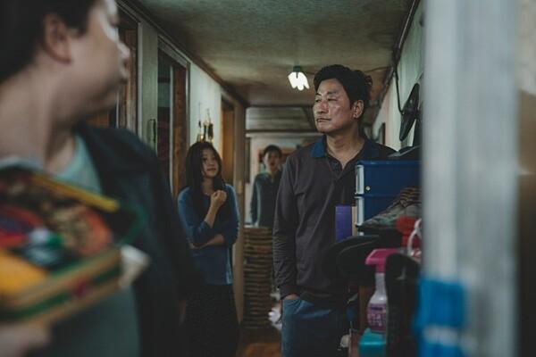 <기생충>, 주인(h&ocirc;te)과 기식자(parasite)
