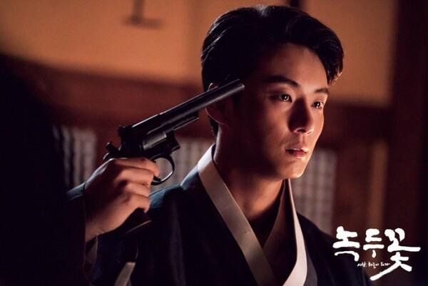 〈녹두꽃〉, 더는 털이 희지 않다고 해서 진흙탕에 구를 필요는 없다