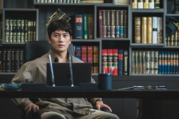 누명, 기억상실, 경비행기 추락&hellip; 의심의 눈초리 거둘 수 없는 OTT 신작 라인업