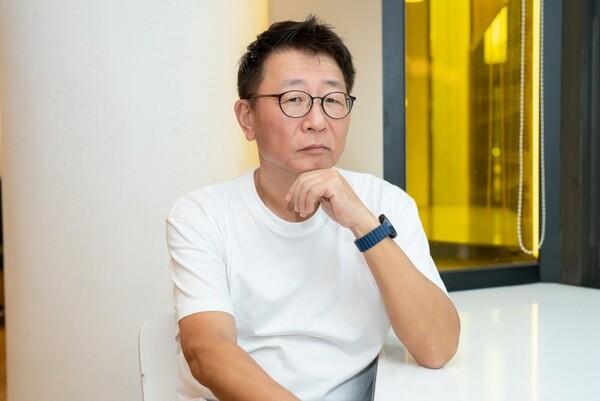 [인터뷰] 오디오 무비라니 신박하쥬? <극동> 연출한 곽경택에게 유재명이 흡연하며 뱉은 투정
