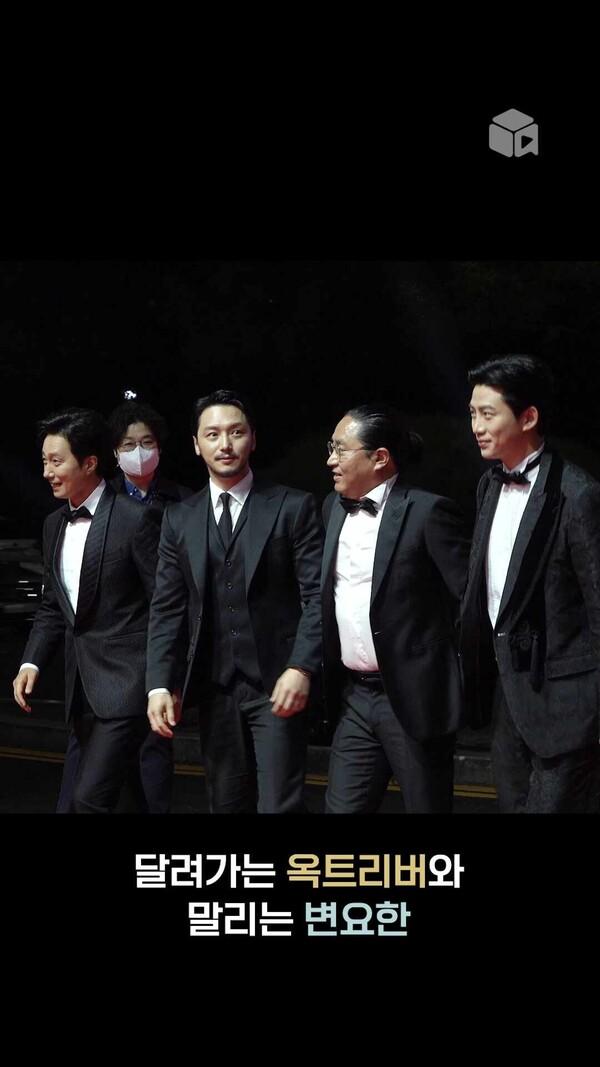 달려가는 옥트리버와 말리는 변요한 [한산: 용의 출현] | BIFF 2022