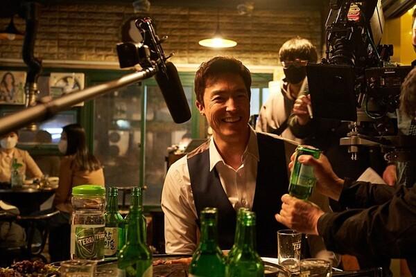 "너 호빗이야?" <공조2> 다니엘 헤니, '잘생긴 검은머리 외국인' 클리셰 말고는 대안 없었나