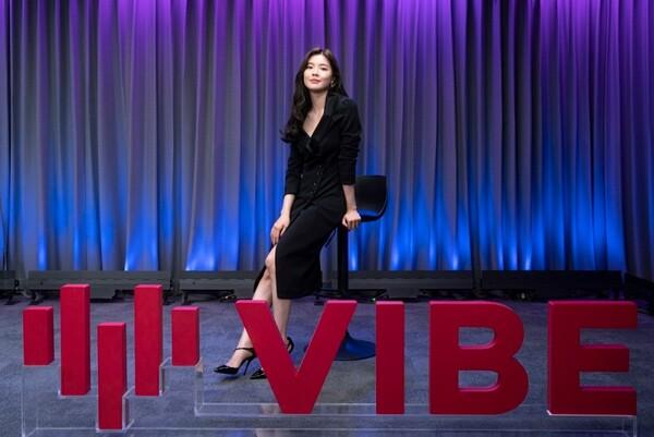 [인터뷰] "서로 자기 손등에 뽀뽀하는 시늉" 이선빈이 오디오 무비 <리버스> 찍다가 빵 터진 사연