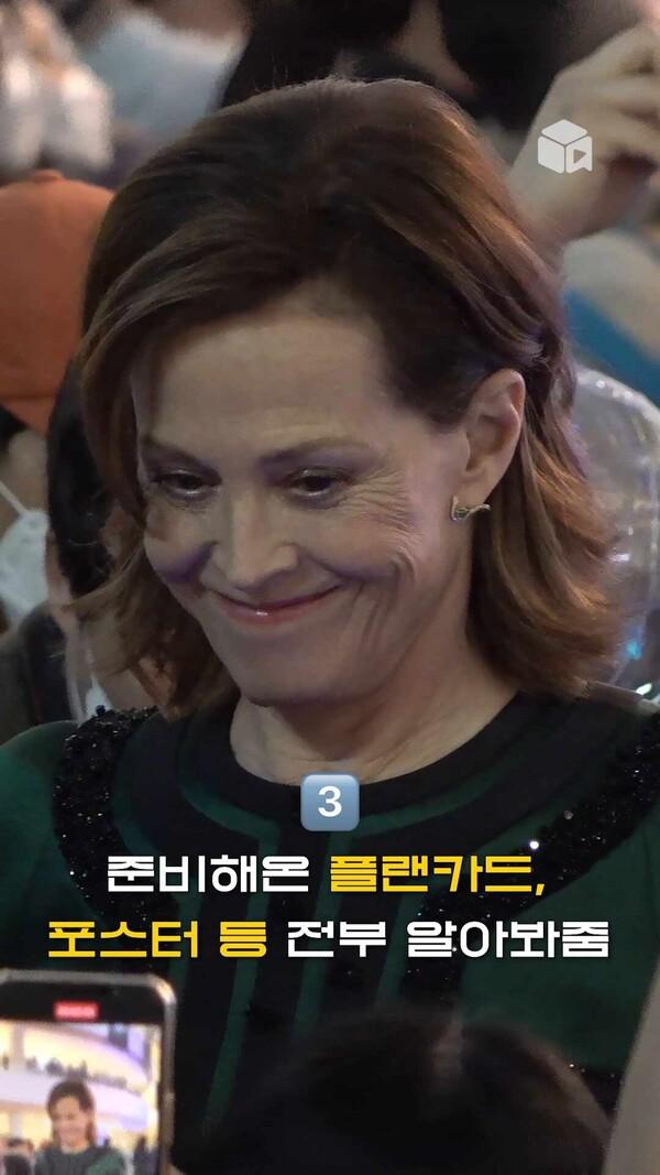 레전드 배우 시고니 위버의 레전드 팬서비스 모음 [아바타: 물의 길]