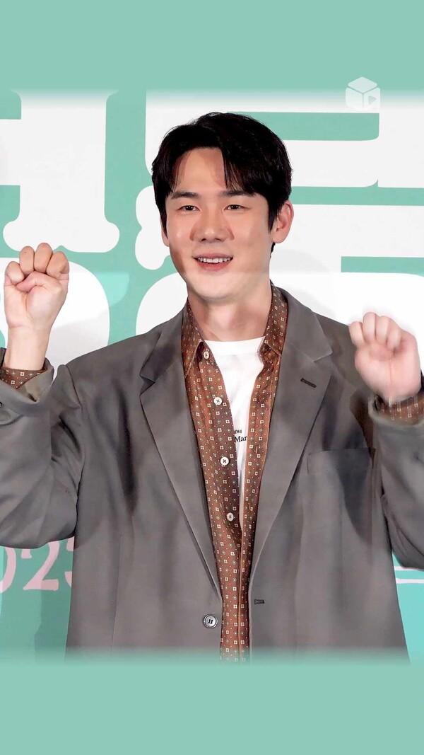 세상 좋아졌다 요즘은 대형견이 포토타임도 하고 [멍뭉이]