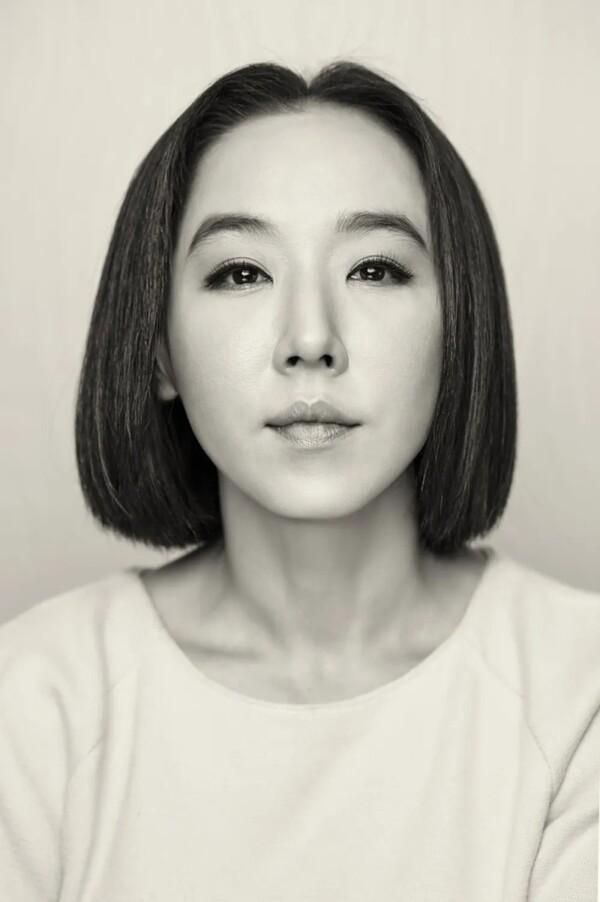 故 강수연 1주기 추모전 '영화롭게 오랫동안'. 그녀의 환한 미소를 다시 보고 싶다면