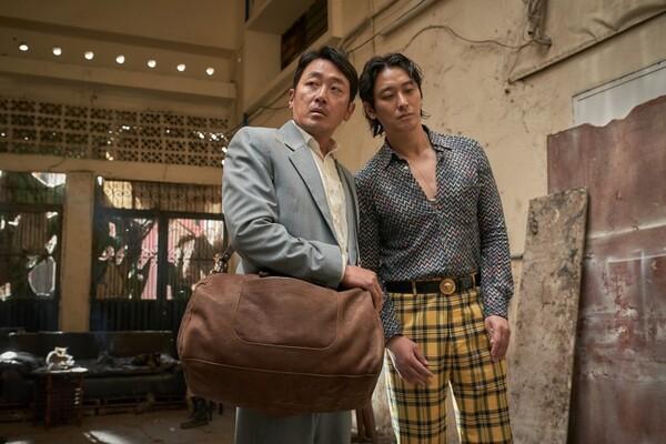 ‘브로맨스이거나 라이벌’ 케미 터졌던 하정우의 영화들