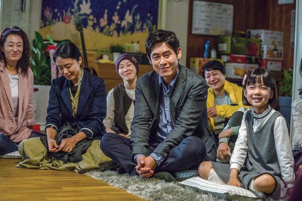 〈생일〉에서 우찬 엄마 역의 배우 김수진(왼쪽 끝)