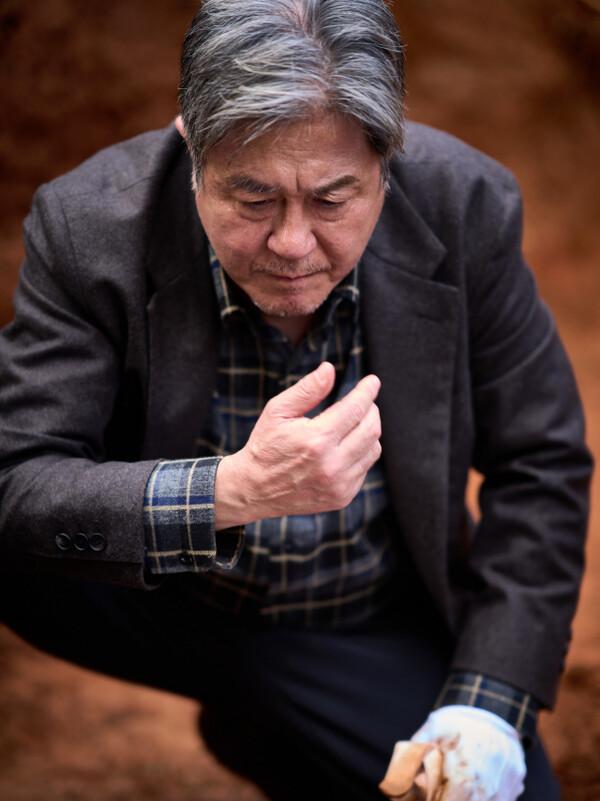 〈검은 사제들〉〈사바하〉장재현 감독 신작〈파묘〉, 내년 2월 개봉