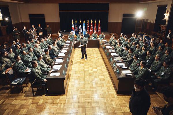 〈서울의 봄〉촬영현장, 한가운데 김성수 감독