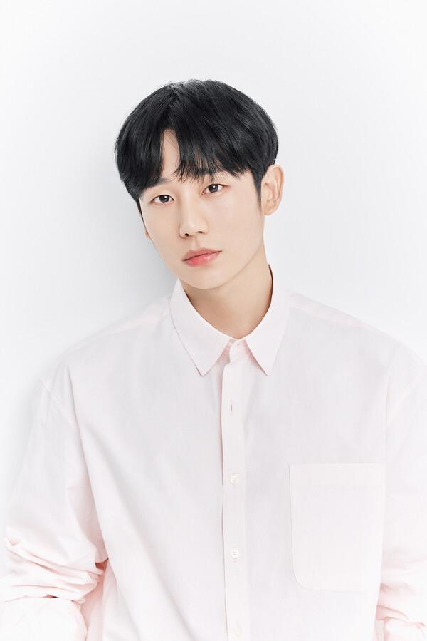 정해인, 〈갯마을 차차차〉감독·작가와 로코 찍는다.. tvN〈엄마친구아들〉캐스팅