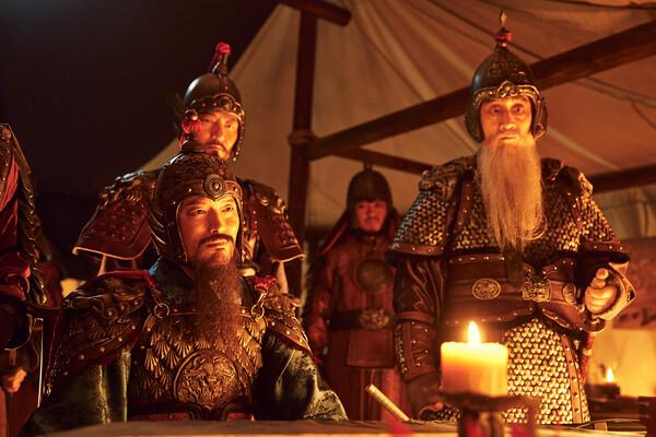 명나라 수군 도독 진린(정재영)과 부도독 등자룡(허준호, 사진 오른쪽)