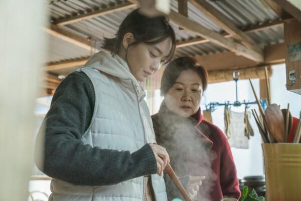 [인터뷰] “우리가 영원히 사는 이유는 가족이 있고, 기억이 있기 때문인 거 같아요” 〈3일의 휴가〉 육상효 감독