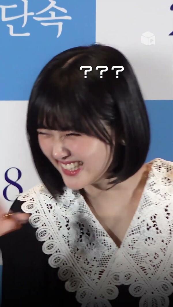 신카이 마코토: 젊으면 그 정도는 뛸 수 있는 거 아닌가요? 스즈메: ??? [스즈메의 문단속]