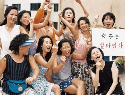[솔아안 시네마] 〈개같은 날의 오후〉, 뜨거웠던 옥상에서 살아남은 여자들