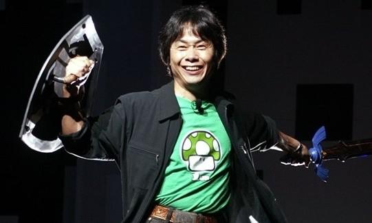 E3 발표 석상에 〈젤다의 전설〉 무기를 착용하고 나온 미야모토 시게루