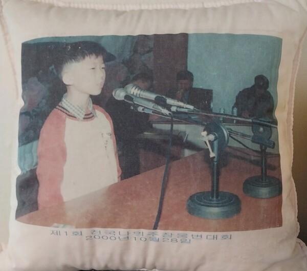 맙소사! 2000대 유물이다. 남편의 얼굴이 박힌 쿠션. 이 또한 추억이 가득하다.