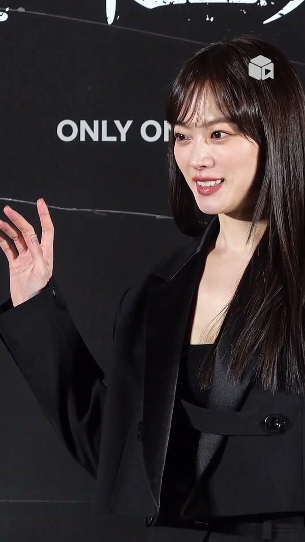 천우희 배우님 웃지 마세요 아니 웃어요 [스마트폰을 떨어뜨렸을 뿐인데]