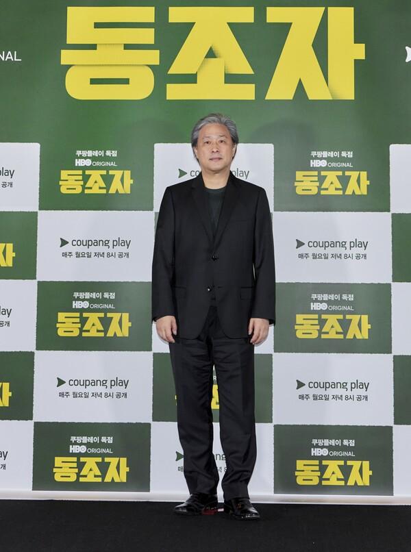 〈동조자〉간담회장에 온 박찬욱 감독