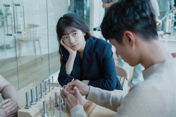 수지와 이진욱,〈실연당한 사람들을 위한 일곱 시 조찬모임〉에서 만난다