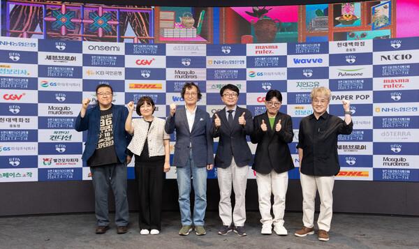 (왼쪽부터) 남종석 프로그래머, 모은영 프로그래머, 정지영 조직위원장, 신철 집행위원장, 박진형 프로그래머, 김종민 XR 큐레이터 (사진 제공 = BIFAN)