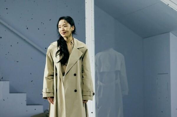 연극 〈벚꽃동산〉속 전도연. 출처 / LG아트센터 서울