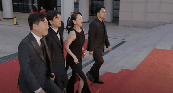 전주국제영화제 레드 카펫 행사에 참여한 〈엄마의 왕국〉 팀(사진=전주국제영화제 유튜브)