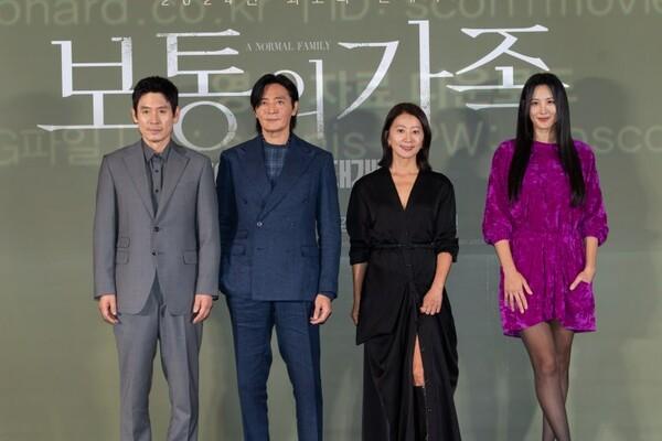 〈보통의 가족〉  기자간담회 사진. (왼쪽부터) 배우 설경구, 장동건, 김희애, 수현. 사진제공=(주)하이브미디어코프, (주)마인드마크
