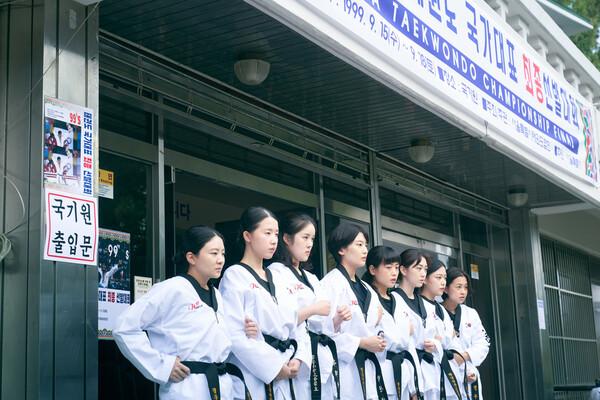 〈우리는 천국에 갈 순 없지만 사랑은 할 수 있겠지〉 스틸컷. (사진 제공=(주)메리크리스마스)