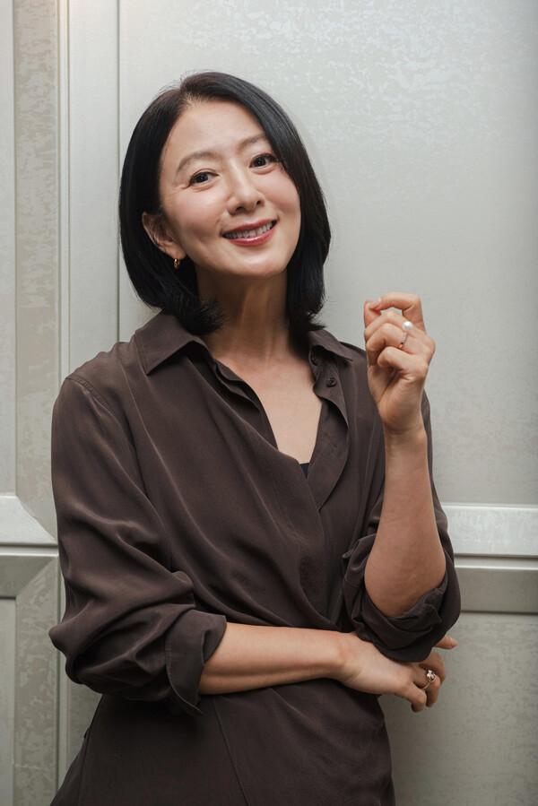 [인터뷰] 〈보통의 가족〉 김희애, 〈흑백요리사〉 보고 영화를 음식에 비유한 사연