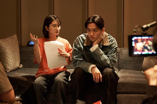 〈대도시의 사랑법〉 촬영현장의 김세인 감독(왼쪽)​