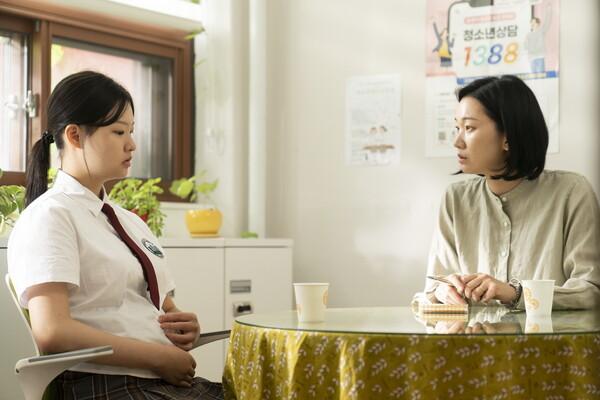 〈최소한의 선의〉 유미 역 최수인(왼), 희연 역 장윤주