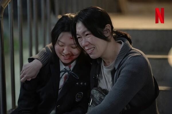 〈더 글로리〉에서 현남 역 염혜란(오른쪽)의 딸 이선아 역으로 출연한 최수인