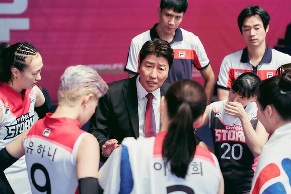 송강호, 이겨본 적 없는 배구감독 된다!  영화〈1승〉 스틸컷 공개