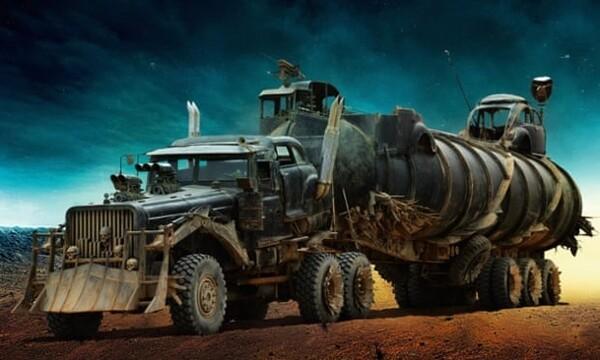 〈매드맥스: 분노의 도로〉 퓨리오사의 워 리그(War Rig)가 길어서 그 위에서 액션이 진행되는 것도 〈제너럴〉을 연상시킨다.