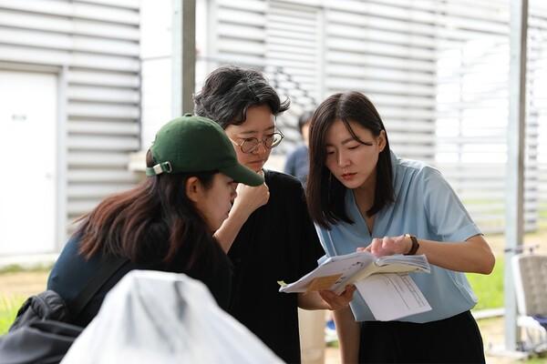 〈럭키, 아파트〉 촬영현장의 강유가람 감독(가운데)