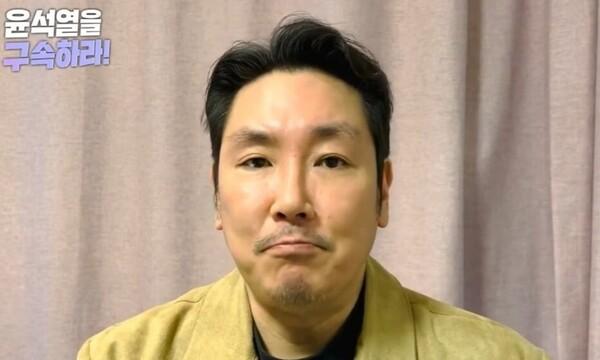 내레이션을 맡은 조진웅 배우. 촛불행동TV 유튜브 캡처.