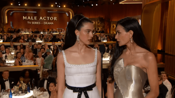 마가렛 퀄리(왼)와 데미 무어. 사진=GoldenGlobes 유튜브 캡처
