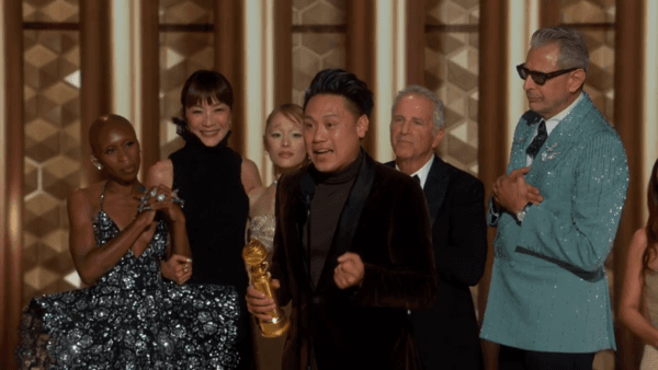 수상소감을 밝히는 존 추 감독(가운데). 사진=GoldenGlobes 유튜브 캡처