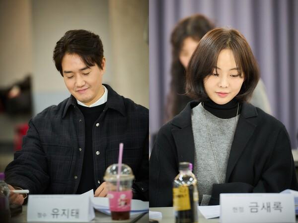 대본리딩 현장의 배우 유지태, 금새록(사진제공=위드에이스튜디오)