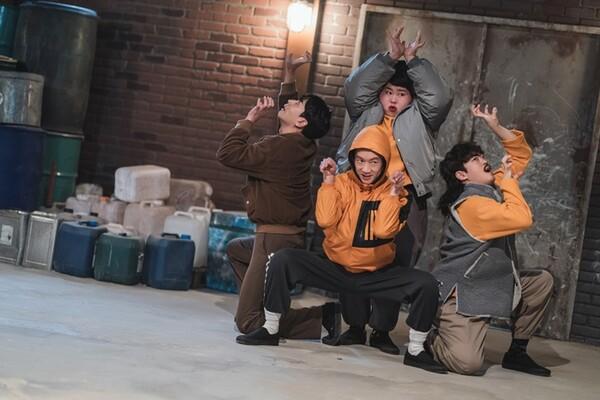 넷플릭스 〈닭강정〉  중 배우 이하늬(가운데)