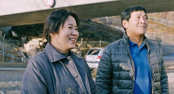 영화 〈정순〉  중 배우 김금순(왼), 배우 조현우