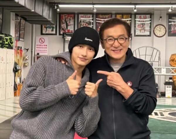 준과 성룡(오른쪽, 출처 웨이보)