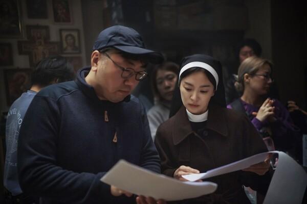 〈검은 수녀들〉 권혁재 감독(왼), 배우 송혜교