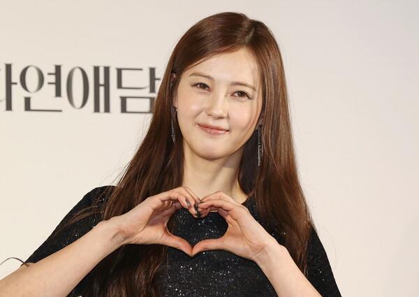 ​하트 만드는 고아라(서울=연합뉴스) 이재희 기자 = 배우 고아라가 5일 오후 서울 용산구 CGV 용산아이파크몰점에서 열린 티빙 드라마 〈춘화연애담〉 제작발표회에서 포즈를 취하고 있다. 2025.2.5