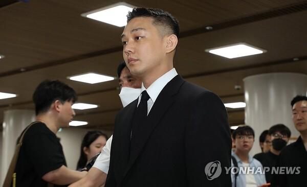 유아인, 항소심서 집행유예로 석방