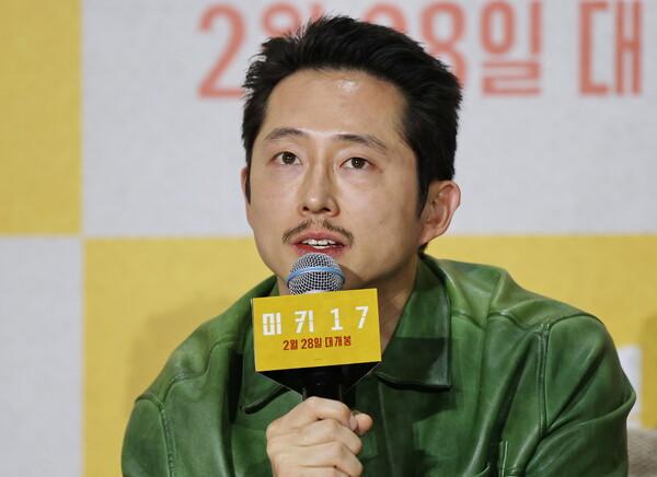 인사말하는 스티븐 연(서울=연합뉴스) 이재희 기자 = 20일 서울 강남구 메가박스 코엑스점에서 열린 영화 '미키17' 기자간담회에서 배우 스티븐 연이 인사말을 하고 있다. 2025.2.20